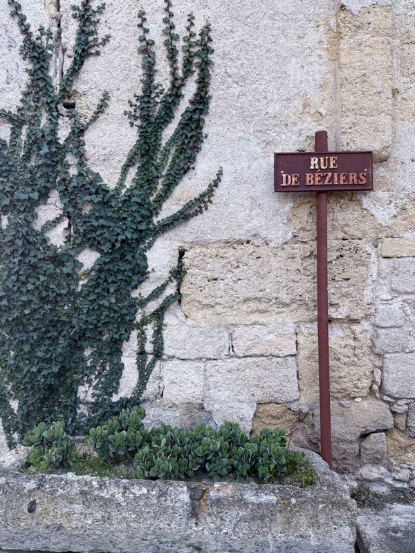 Ancienne plaque de rue en fonte – Béziers, XXᵉ siècle