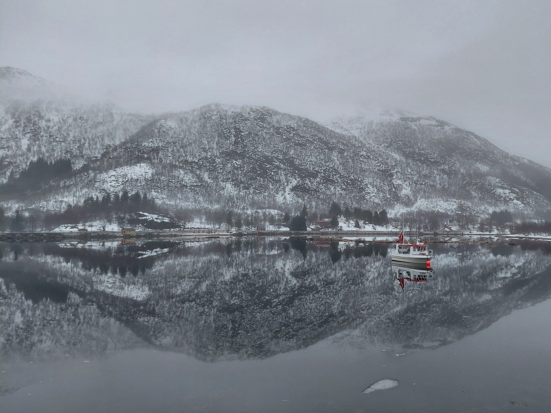 De fiskebåt Aurora bij vestpollen in het austnesfjord