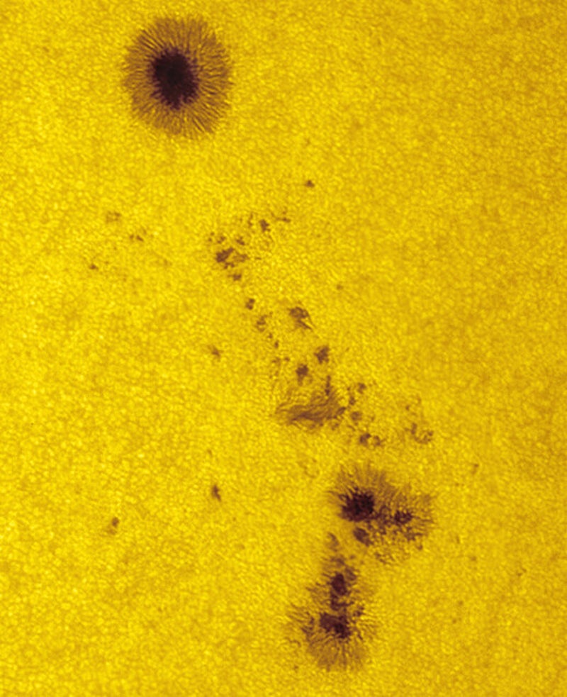 Alan Friedman took the picture on Nov. 8th 2020 of the tremendous archipelago AR2781