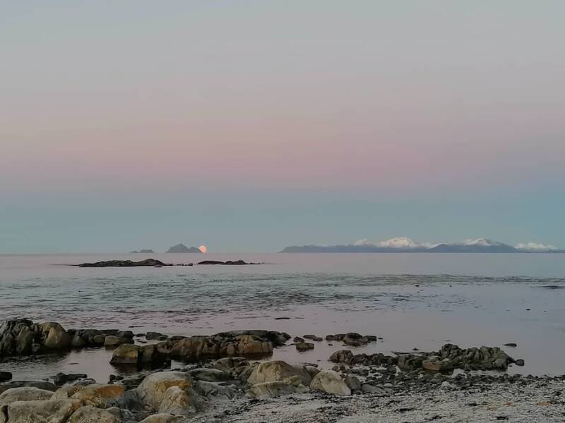De maan in het noorden, vanaf de Lofoten zicht op de Vesteralen.