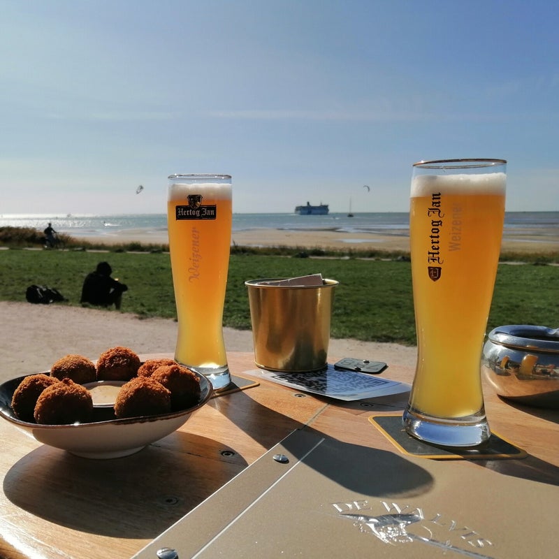 Biertje met bitterballen op hjet terras van de Walvis op Terschelling.