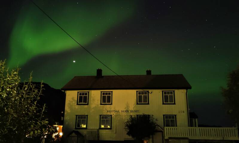 Kristine Moen Huset onder het noorderlicht
