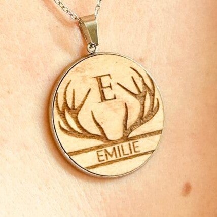 Collier bois initiale "Cerf"