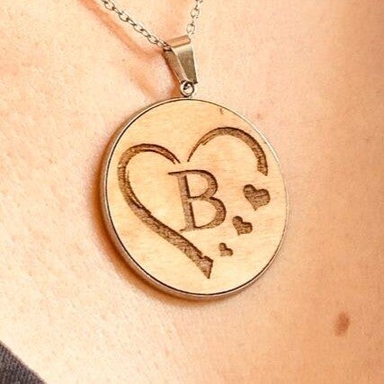 Collier bois initiale "Cœurs"