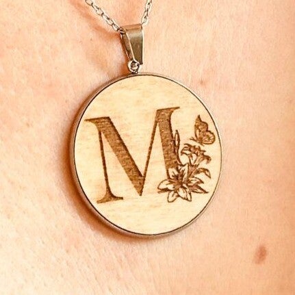 Collier bois initiale "Fleur"