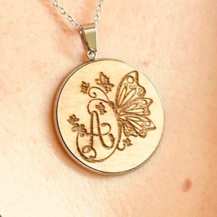 Collier bois initiale "Papillon"