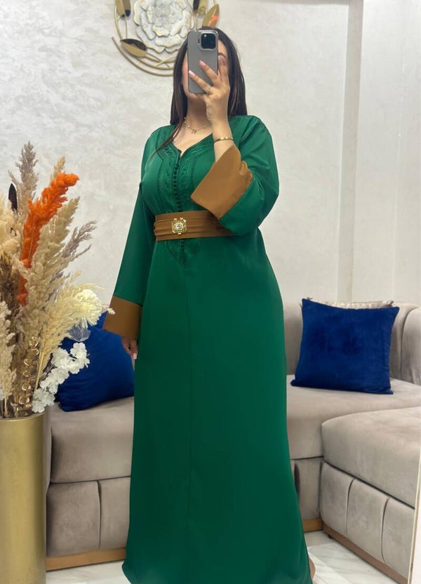 Caftan en crêpe de soie avec ceinture