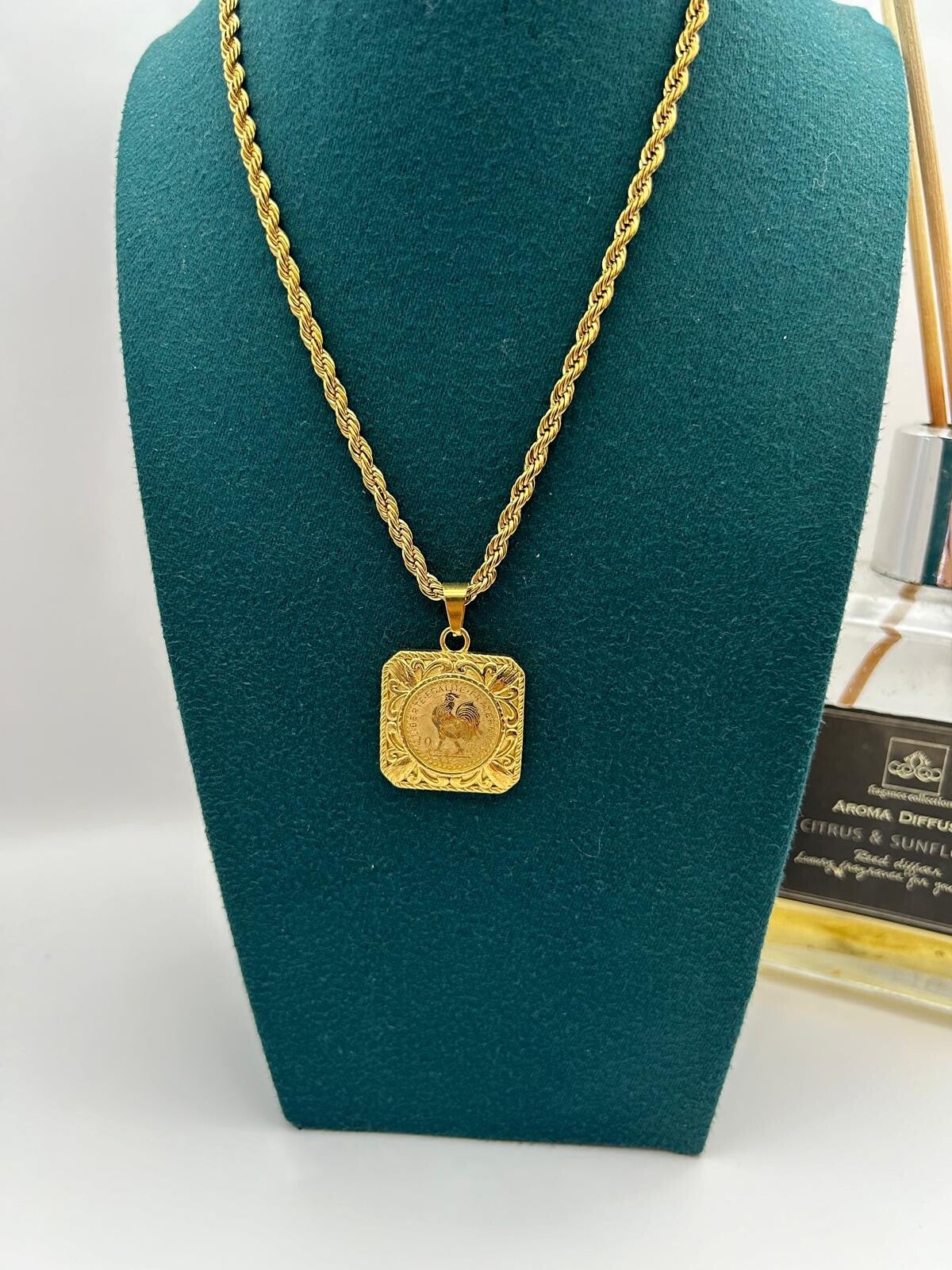 COLLIER LOUISE CARRÉ