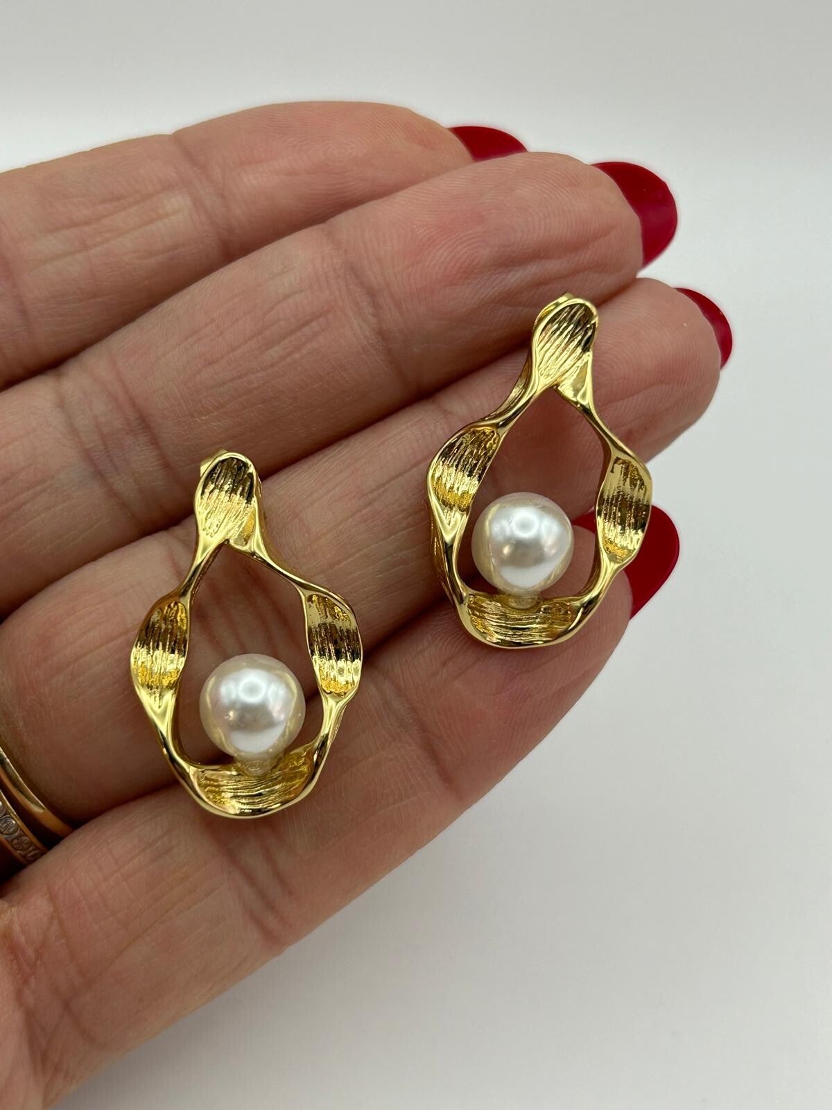 BOUCLES D'OREILLES OVALE AVEC PERLES BLANCHES