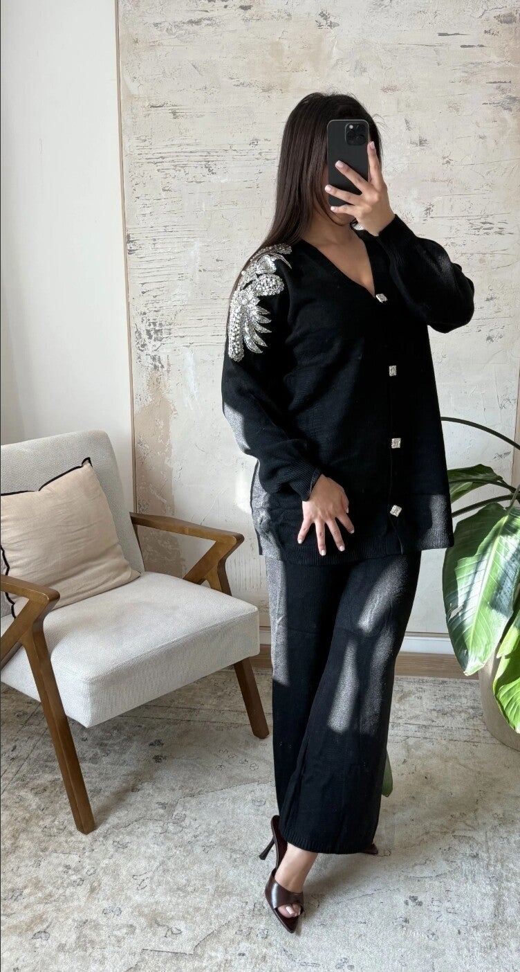 ENSEMBLE TRICOTÉ AVEC CARDIGAN ET DÉTAILS DE PERLES SUR LES ÉPAULES