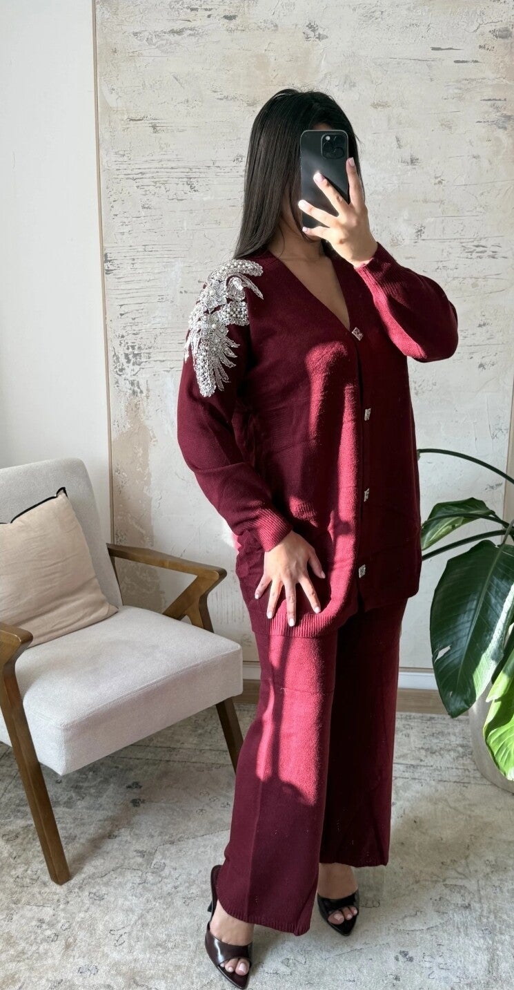 ENSEMBLE TRICOTÉ AVEC CARDIGAN ET DÉTAILS DE PERLES SUR LES ÉPAULES