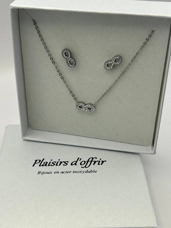 Coffret collier et boucles d'oreilles cristaux.
