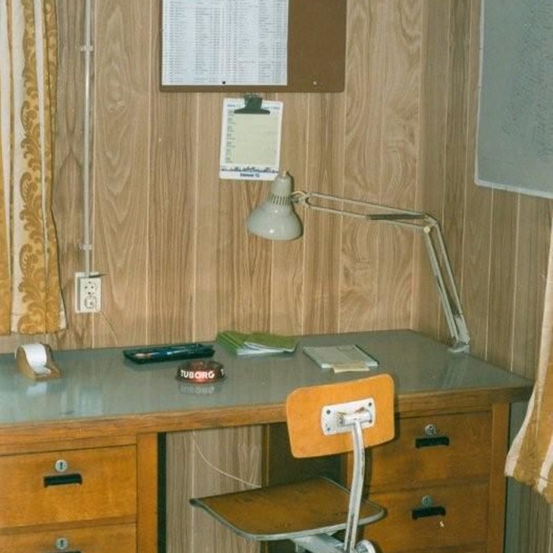 Dit buro en de muur zijn nog steeds hetzelfde