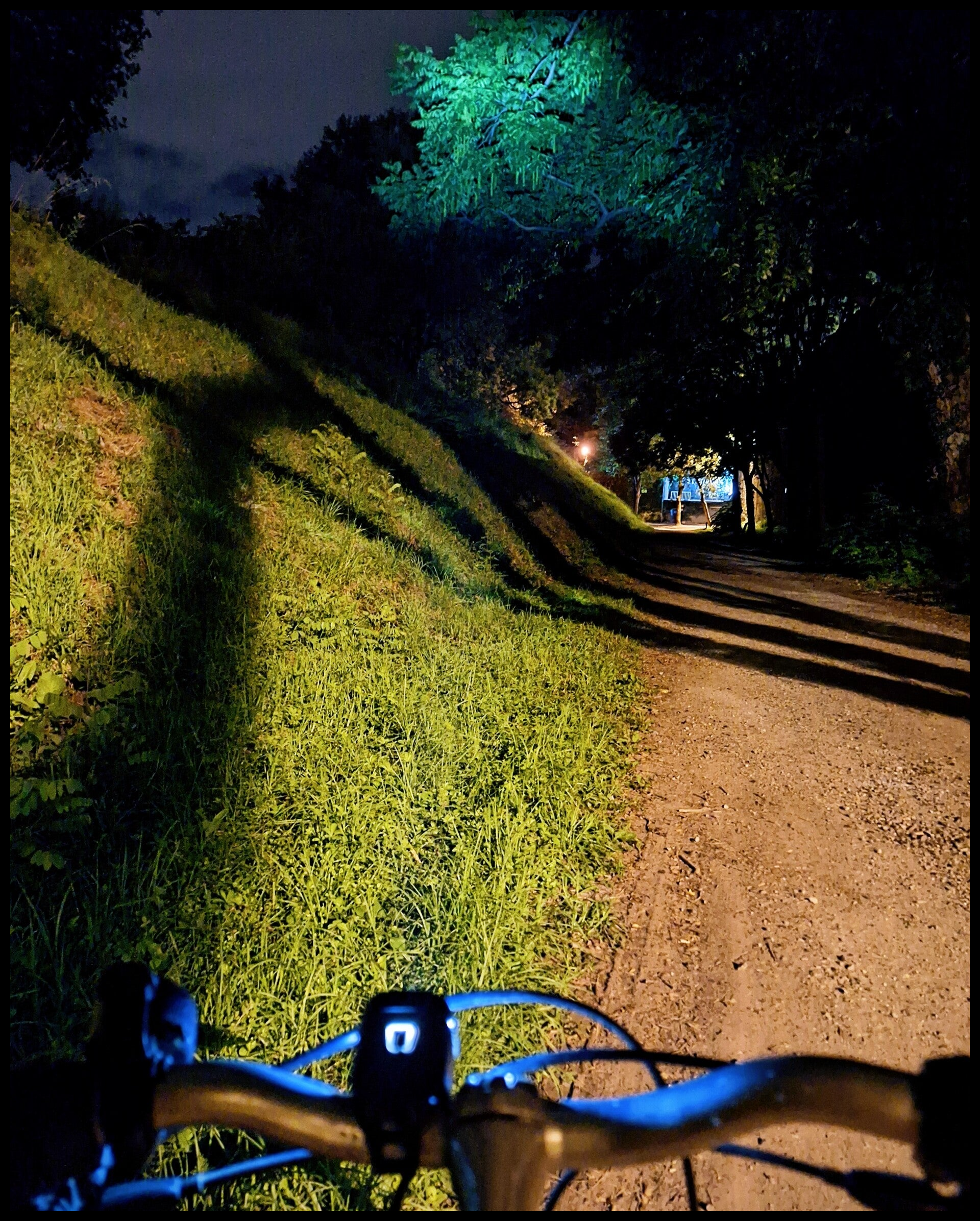 Fidèle destrier au cœur de la nuit... The douves are mine.