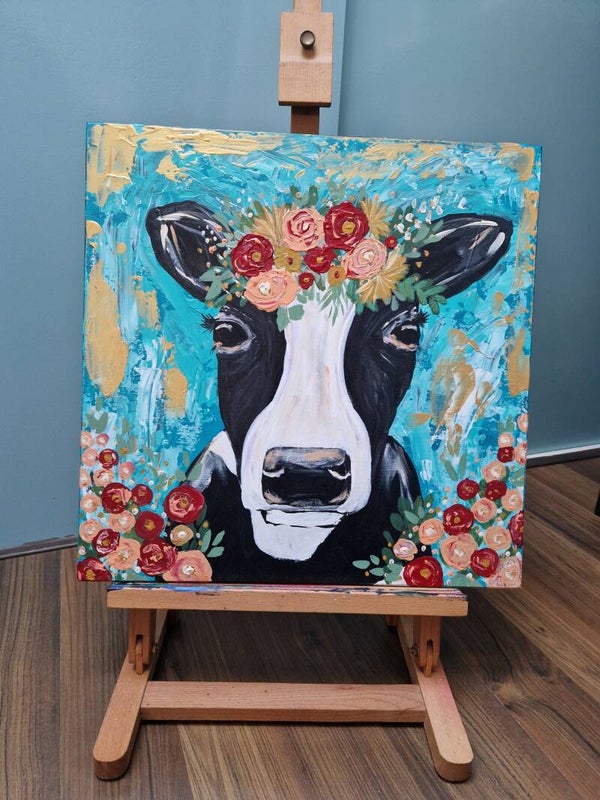 Koe met bloemenkrans