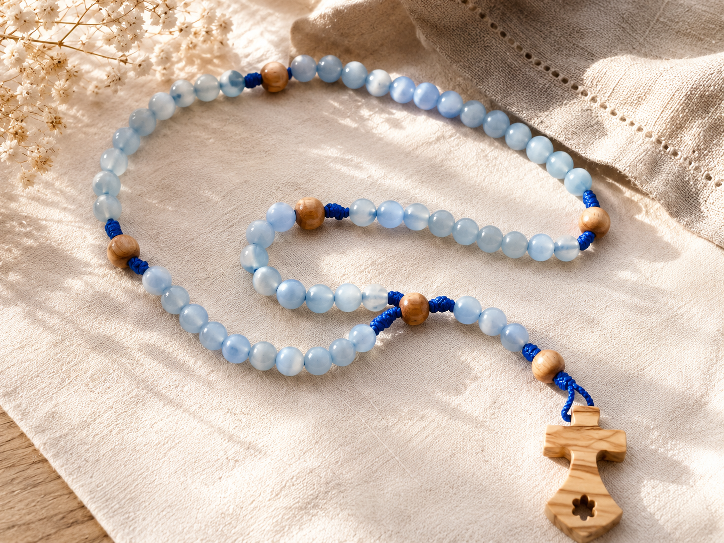 Rosario con grani di similmadreperla azzurri - filo blu