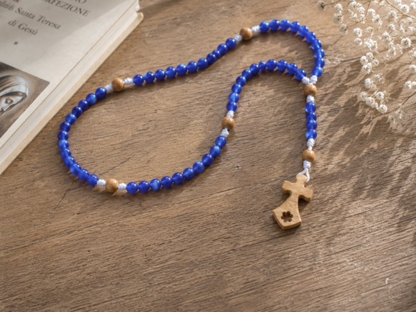 Rosario con grani di similmadreperla blu e croce carmelitana