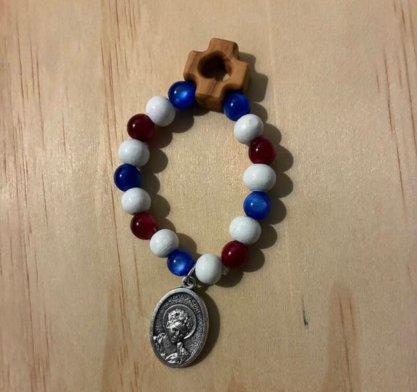 Decina Braccialetto con filo elastico - San Carlo Acutis con croce in legno d'olivo (per BAMBINI)