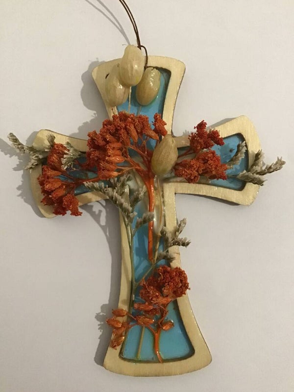 Croce di legno decorata a mano da appendere - Fiore 2