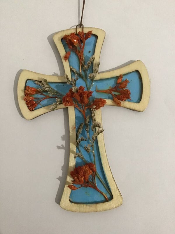 Croce di legno decorata a mano da appendere - Fiore 1