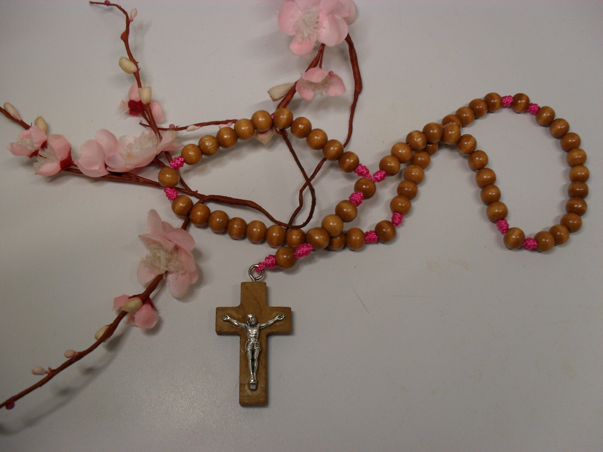 Rosario di legno con Crocifisso in legno d'olivo