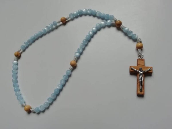 Rosario in similmadreperla celeste e legno d'olivo - filo bianco - crocifisso classico