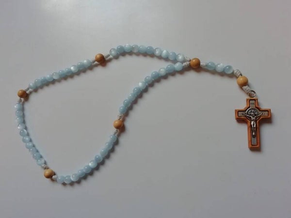 Rosario in similmadreperla celeste e legno d'olivo - filo bianco - crocifisso di San Benedetto
