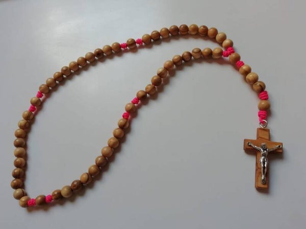 Rosario in legno d'olivo con filo rosa e crocifisso classico