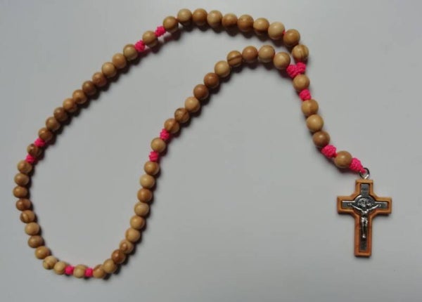 Rosario in legno d'olivo con filo rosa e crocifisso di San Benedetto
