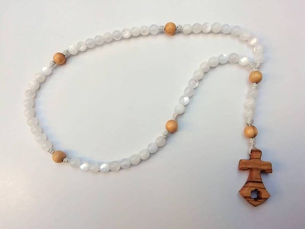 Rosario in similmadreperla bianco e legno d'olivo - filo bianco