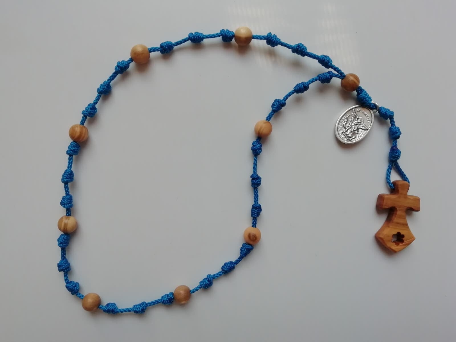 Corona angelica in corda blu e legno d'olivo con croce