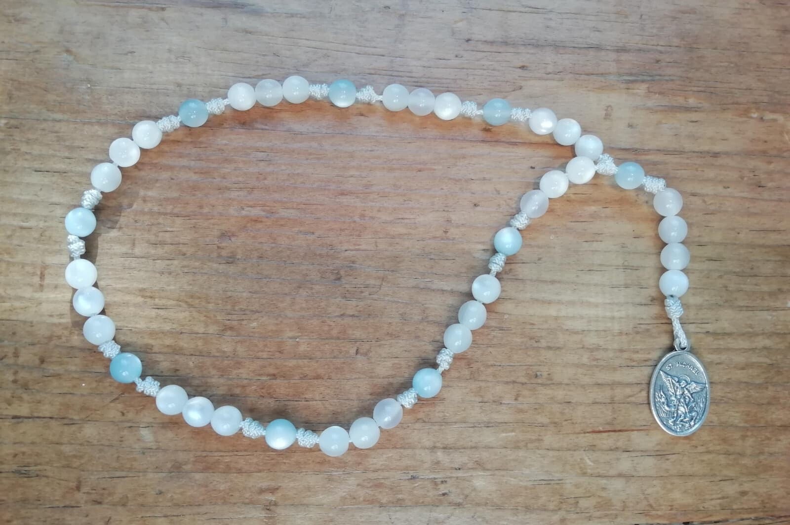Corona angelica in similmadreperla bianca e celeste - filo bianco