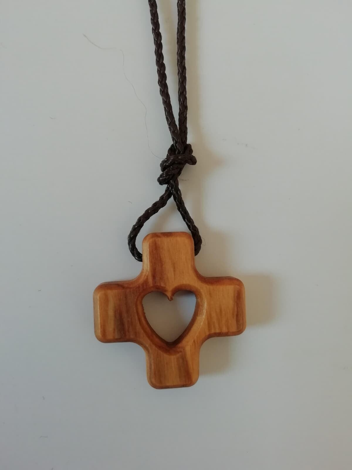 Crocifisso col cuore in legno d'olivo con cordoncino