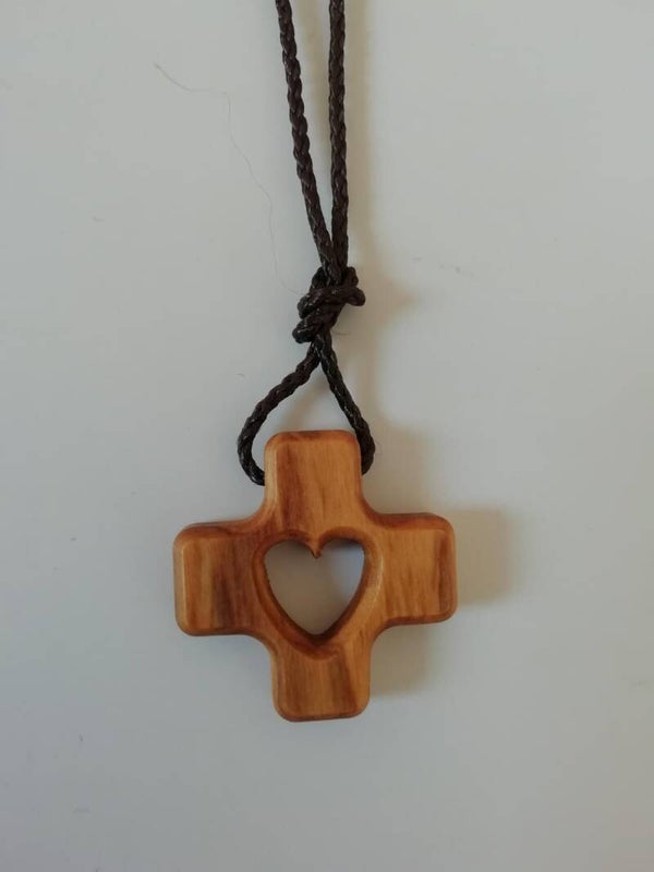 Crocifisso col cuore in legno d'olivo con cordoncino