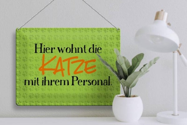 Katzen-Blechschild „Hier wohnt die Katze mit ihrem Personal“ (12×18cm)