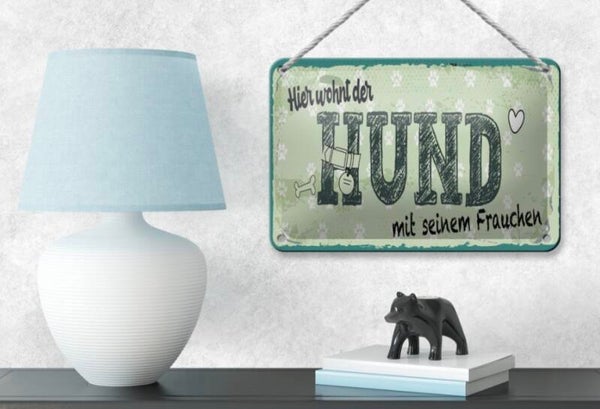 Hunde-Blechschild „Hier wohnt der Hund mit seinem Frauchen“ (12×18cm)
