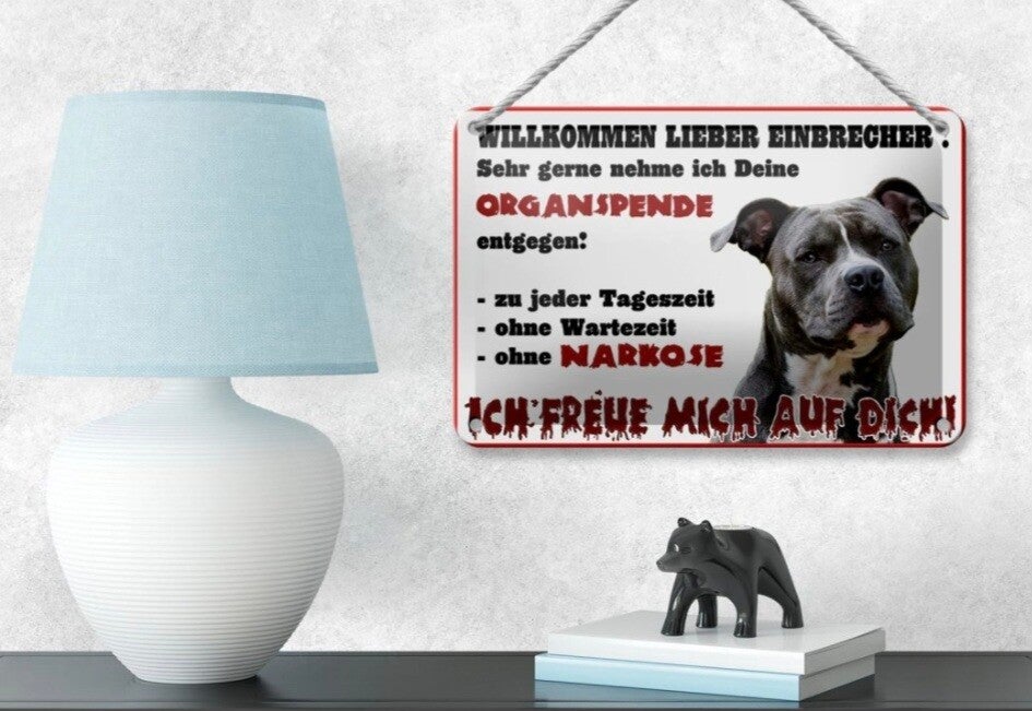 Hunde-Blechschild American Staffordshire Terrier – Willkommen, lieber Einbrecher (12x18cm)
