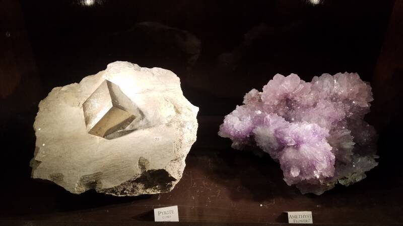 Pyrite sur un quartz et Améthystee