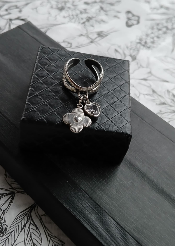 Bague ajustable à breloques trèfle et cœur zirconium. Stainless. Inoxydable