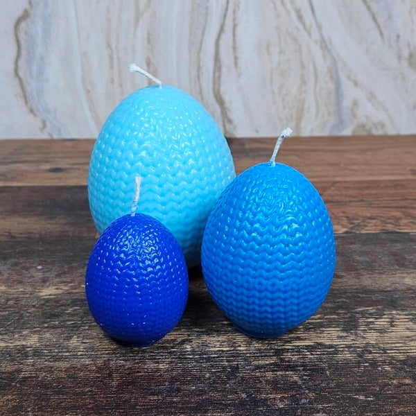 Eier mit Strickmuster in verschiedenen Größen
