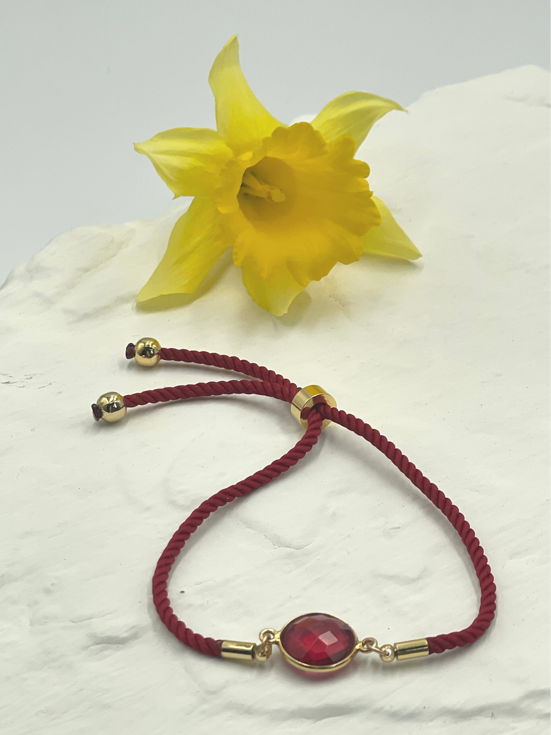 Bracelet cordelette rouge - rubis