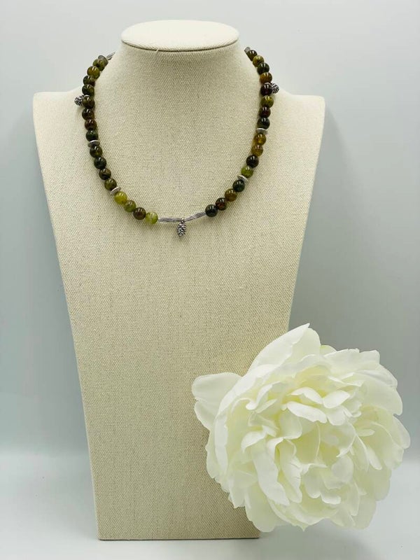Collier perles jaspe verte "pendentif pomme de pin"
