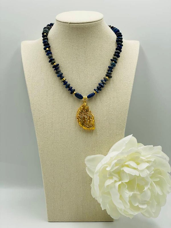 Collier perles chips lapis lazuli - pendentif mer de poisson