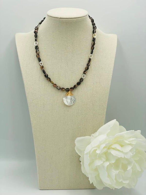 Collier perles pastilles nacre brune - pendentif nacre