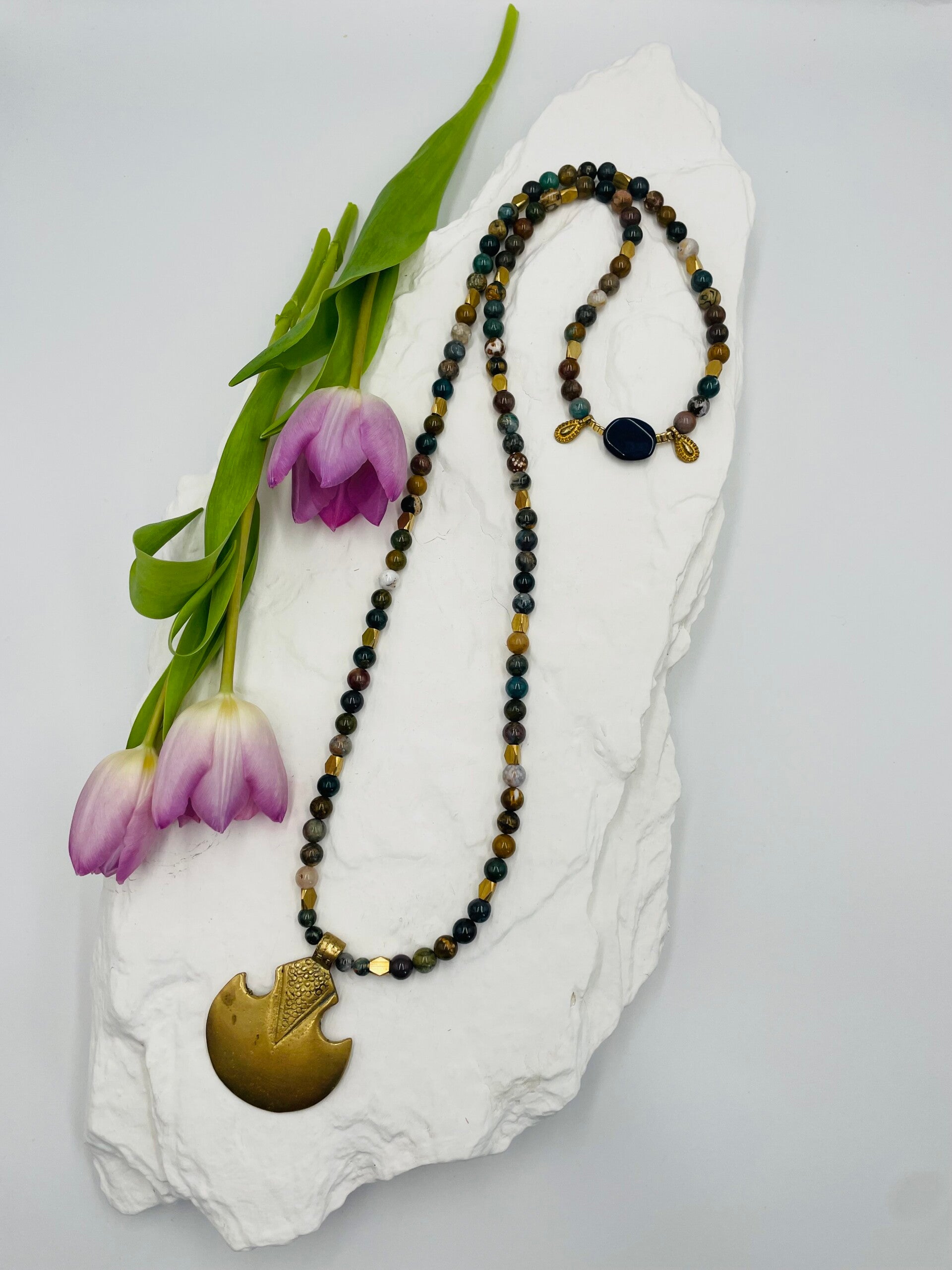 Sautoir perles jasme océan - pendentif ethnique laiton