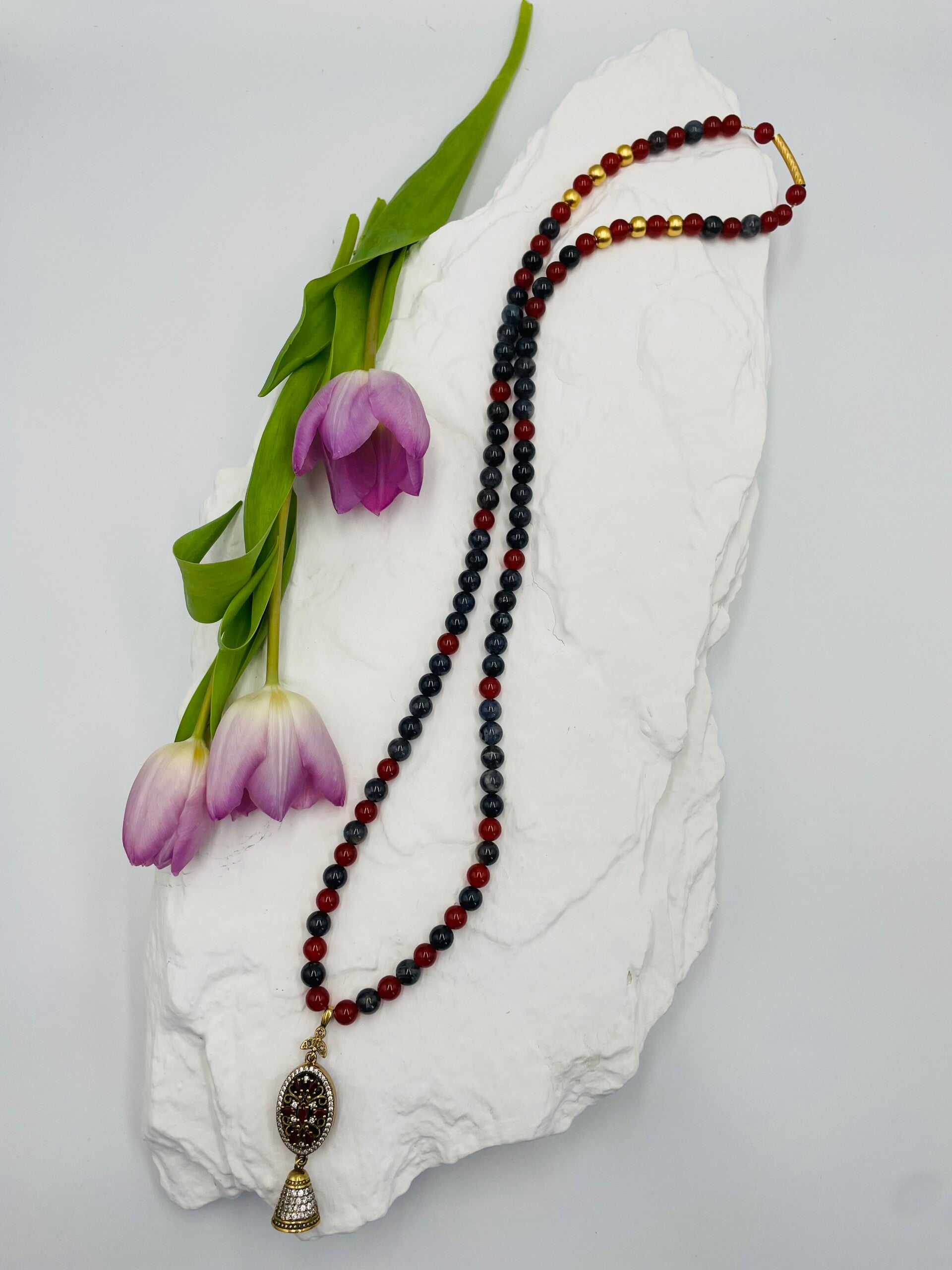 Sautoir perles Iolite, cornaline - pendentif ovale antique cristal rouge et strass