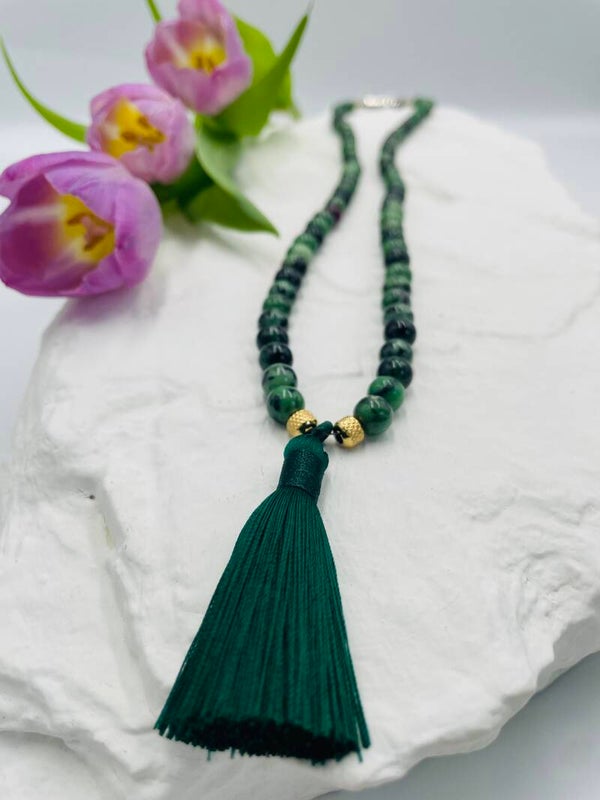 Sautoir perles rubis zoisite - pompon vert