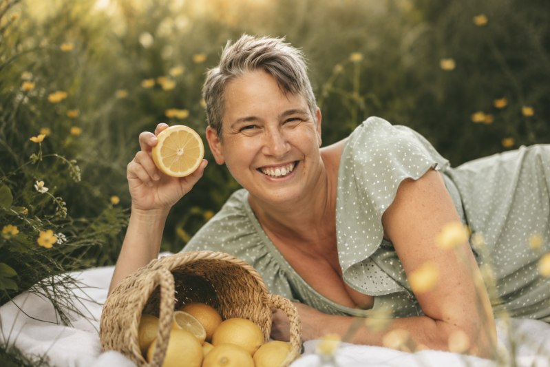 femme-souriante-dans-un-champ-ensoleill-standard.png