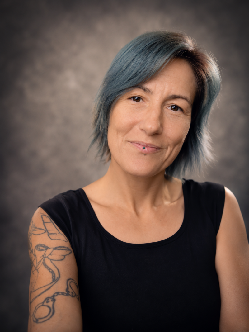 portrait-d-une-femme-confiante-et-tatou-e-vanessa-standard.png