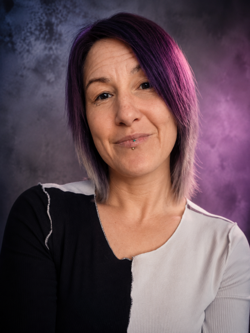 portrait-l-gante-avec-sourire-calme-standard.png